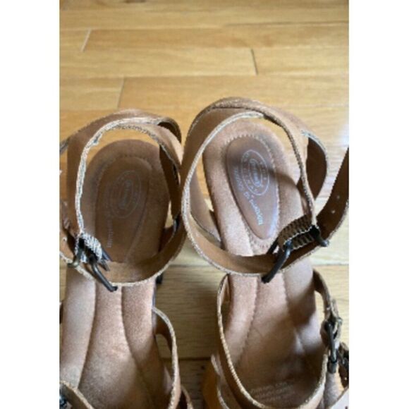Clarks Tan Brown Suede Strappy Sandals With Memory Fit Cushion Size 8M - Picture 4 of 11